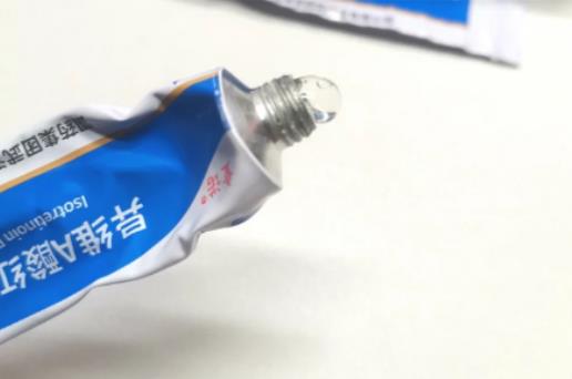 异维a酸红霉素凝胶形成的皮要撕掉吗?用异维a酸凝胶前能用护肤品吗 异维a酸红霉素凝胶形成的皮要撕掉吗?用异维a酸凝胶前能用护肤品吗