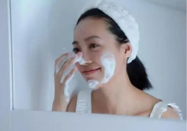 洗面奶和卸妆油的区别 卸妆油和洗面奶哪个好