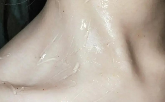 磨砂膏能用在胸部吗 为什么不能用在胸部呢 磨砂膏能用在胸部吗 为什么不能用在胸部呢
