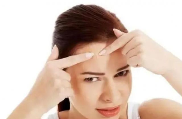 脸上总出油是怎么回事？脸爱出油的常见两个因素