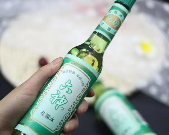 蚊香泡水加花露水能驱蚊吗？使用花露水要注意什么