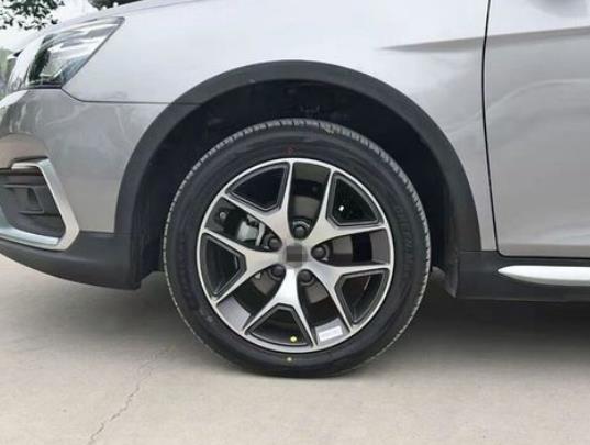 车轮胎扎了个钉子可以拔出来吗?轮胎的保质期是多久 车轮胎扎了个钉子可以拔出来吗?轮胎的保质期是多久